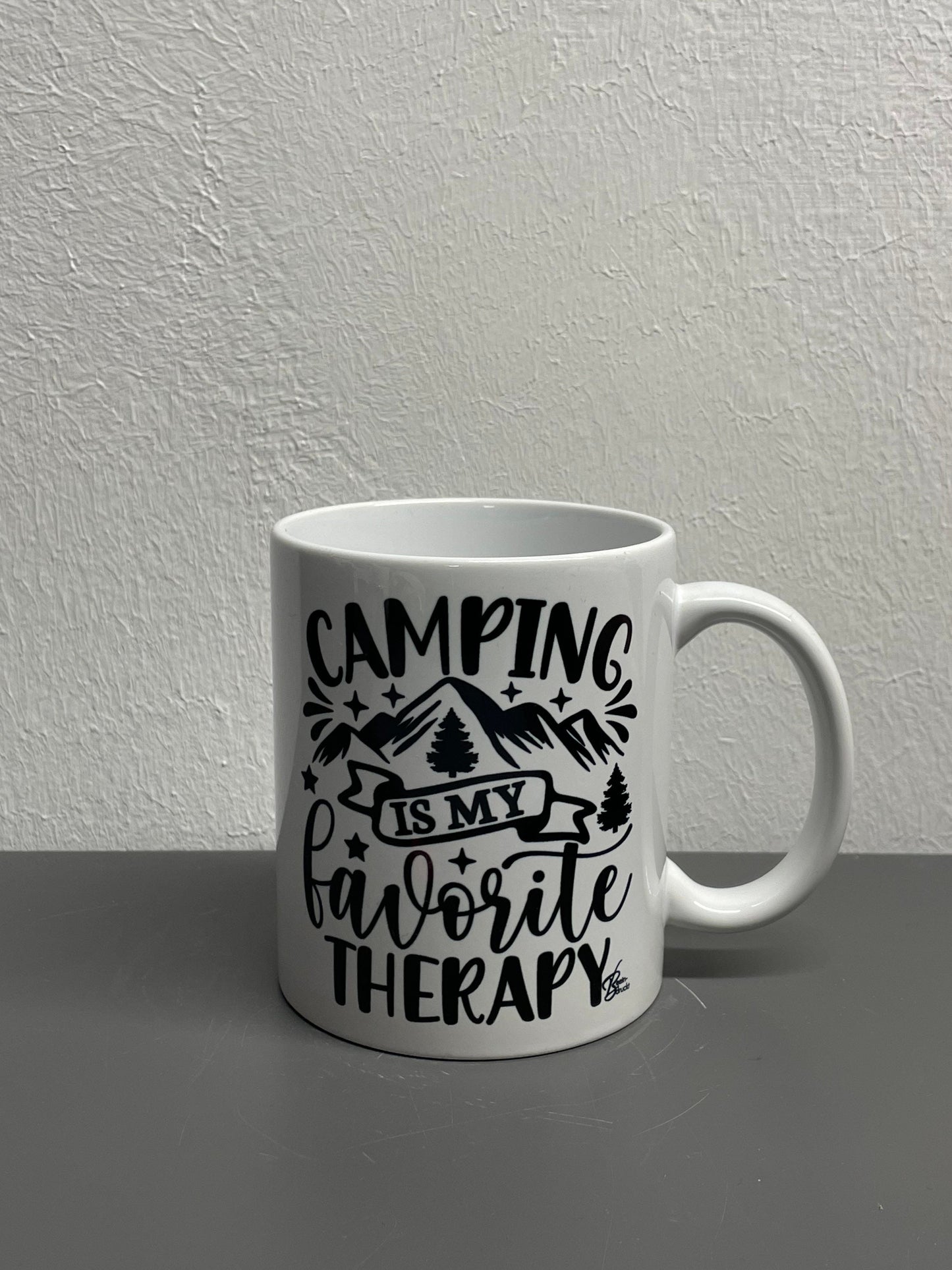 Camping Kaffeetasse Camping is my favorite therapy - individualisierbar mit Namen oder Botschaft personalisiert in 7 Farben erhältlich