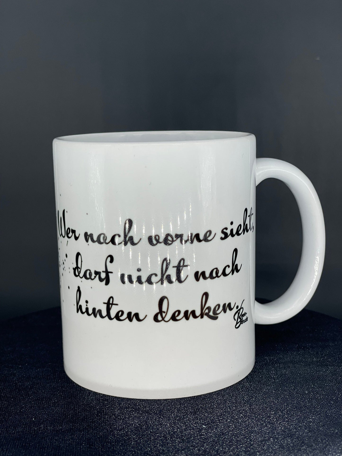 Motivations - Tasse Eye - Wer nach vorne schaut, darf nicht nach hinten denken individualisierbar mit Namen oder Botschaft personalisiert