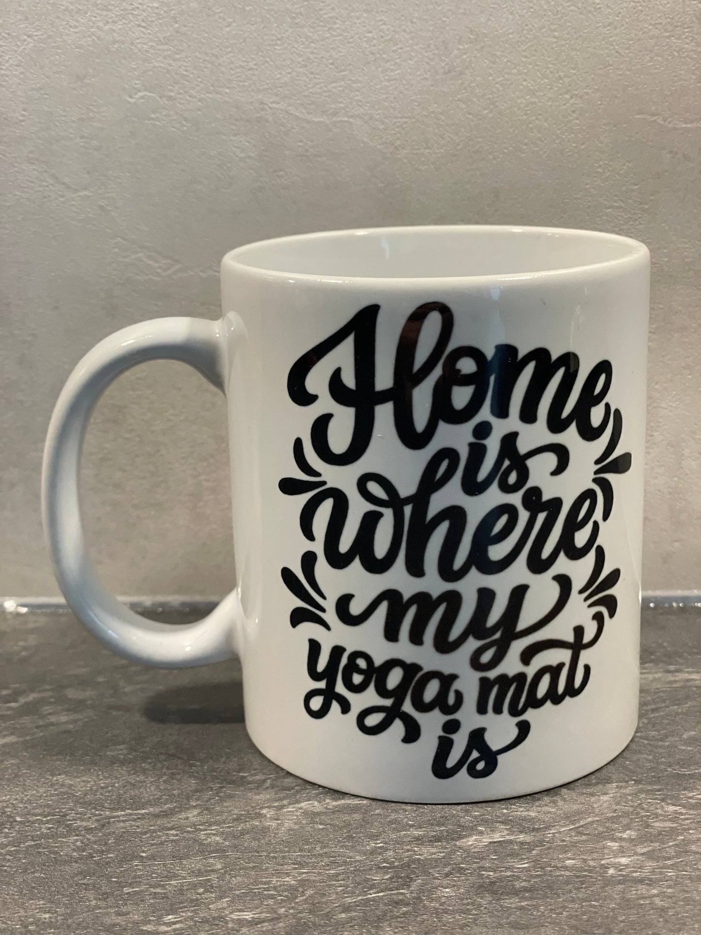 Yoga - Tasse - Home is where my Yoga mat is - individualisierbar mit Namen oder Botschaft personalisiert Keramik Tasse mit Spruch