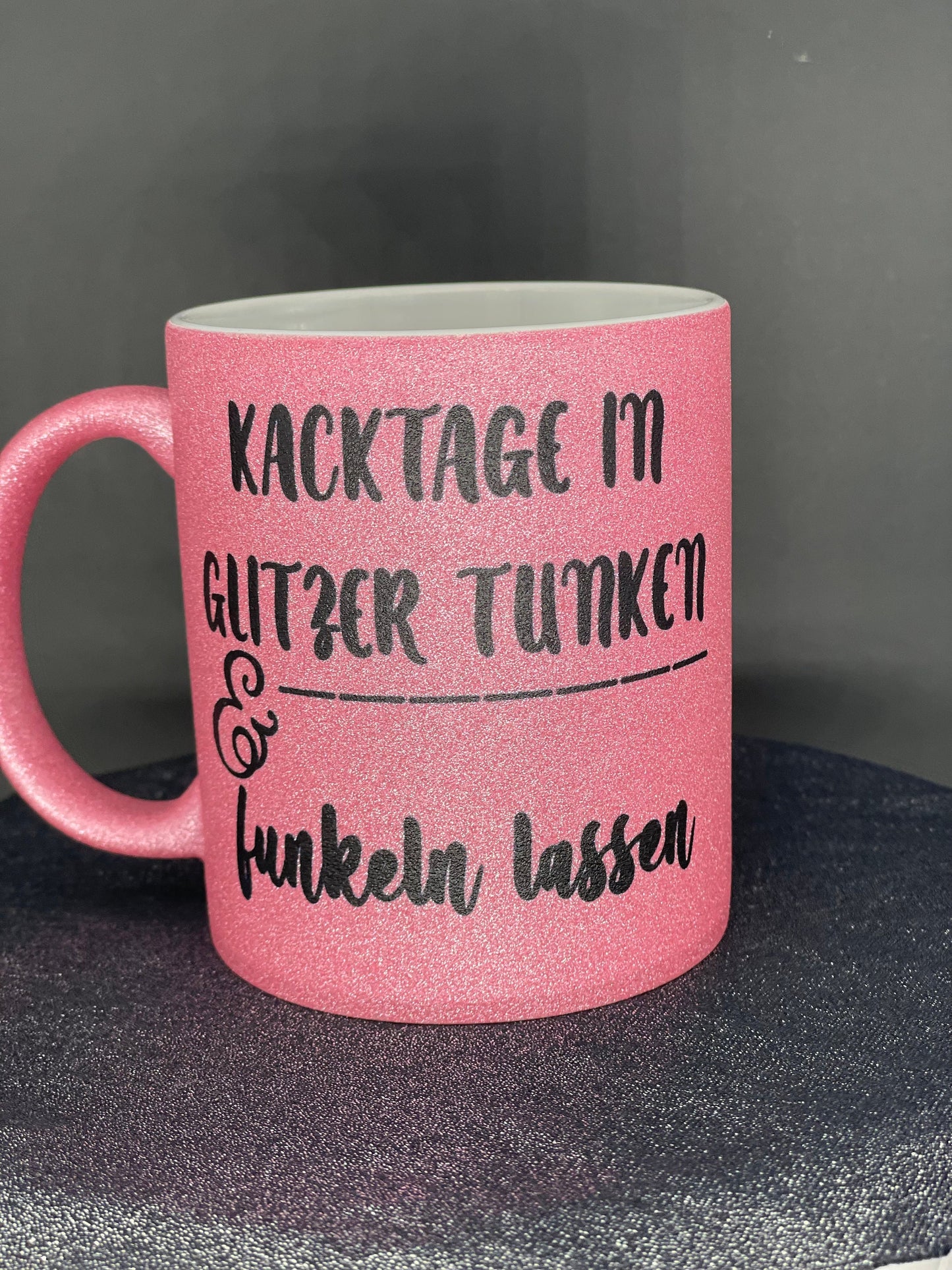 Motivations - Tasse Kacktage in Glitzer tunken und funkeln lassen - Kaffeetasse rosa Glitter pink Becher personalisiert Keramik mit Spruch