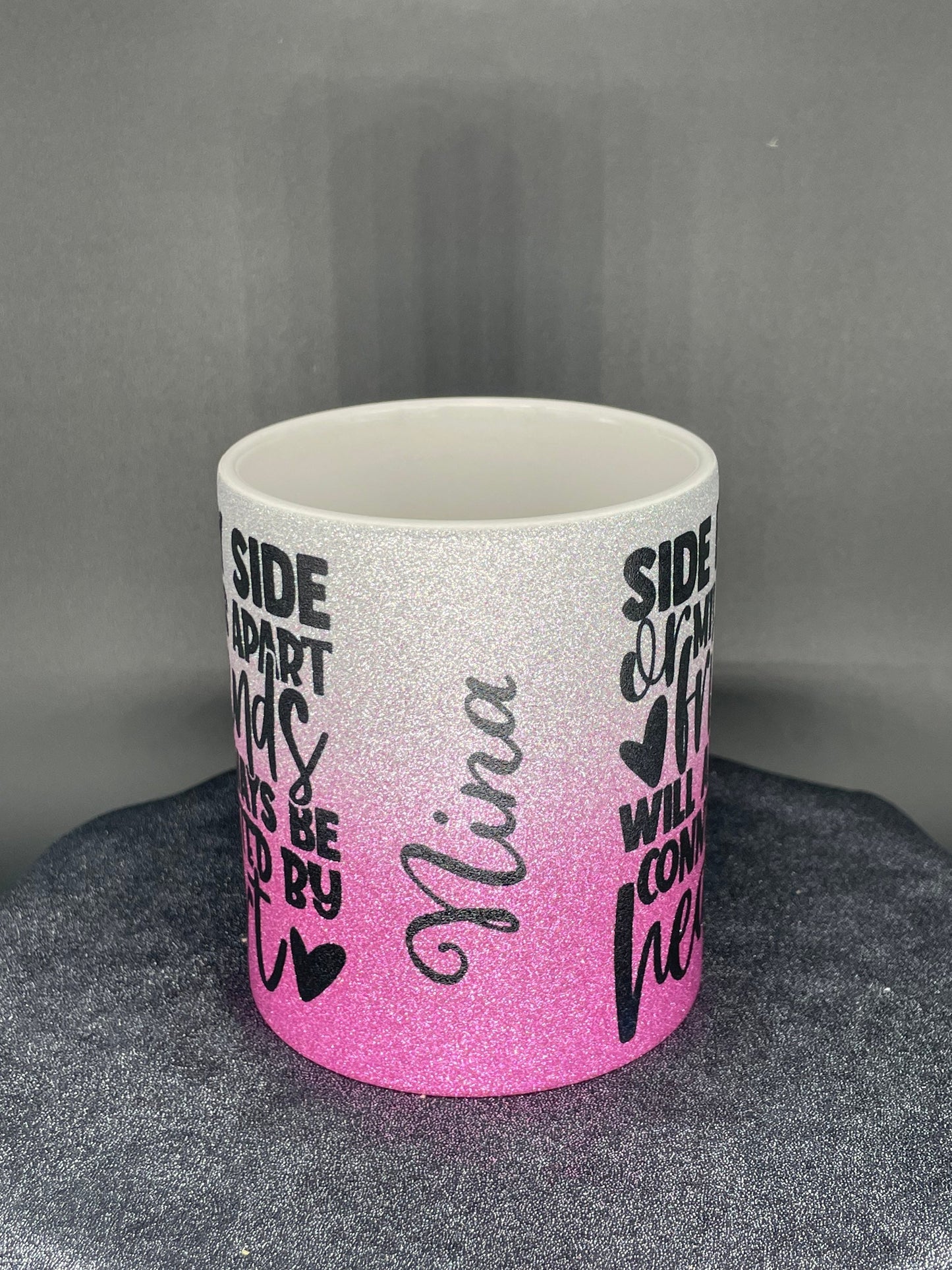 Glitzer-Kaffeetasse Beste Freunde Connected by Heart - Lieblingsmenschen Tasse - individualisierbar mit Namen oder Botschaft personalisiert