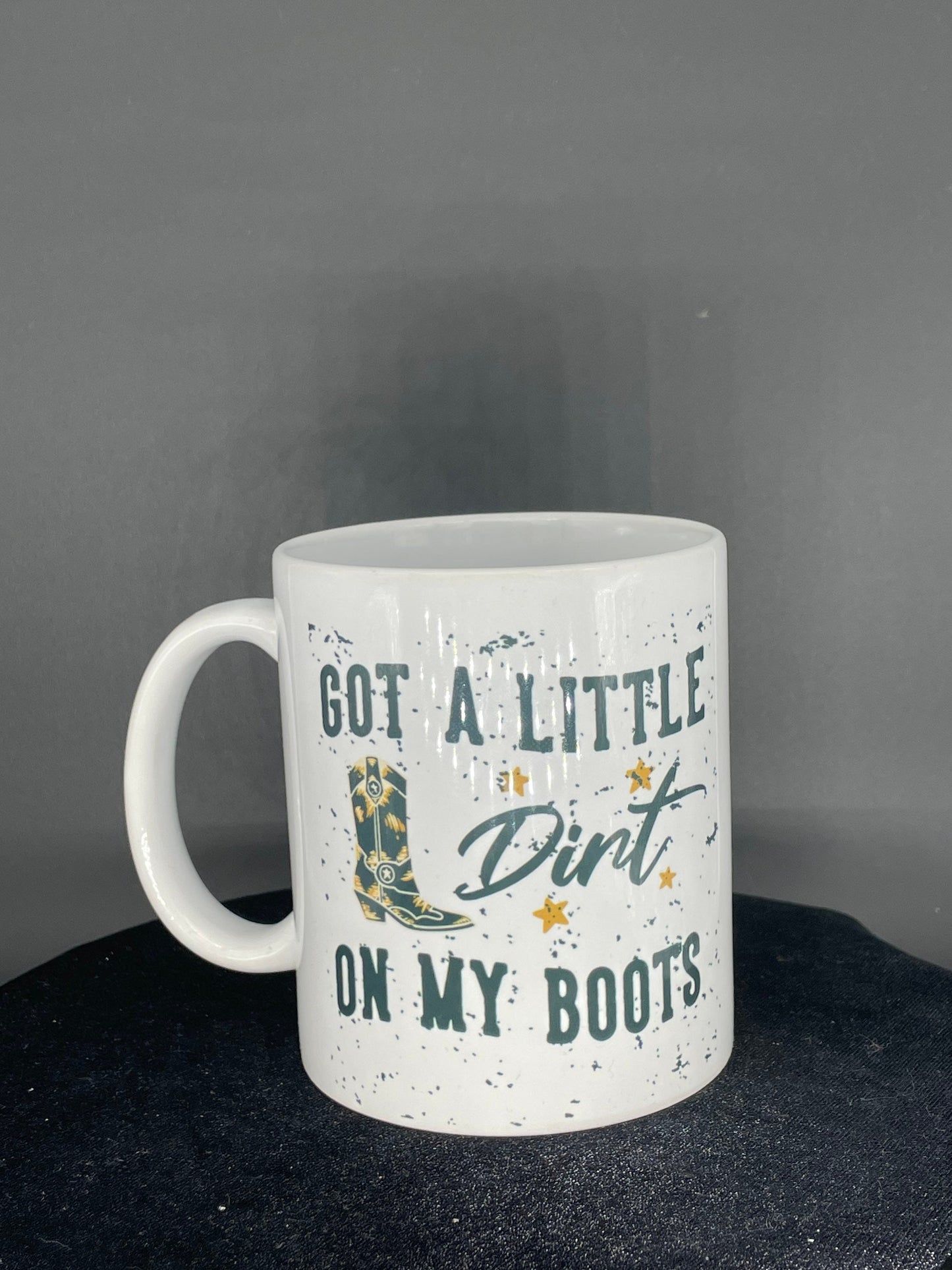 Western Kaffeetasse mit Stiefel - Got a little dirt on my Boots  - individuell mit Namen oder Botschaft personalisierbar