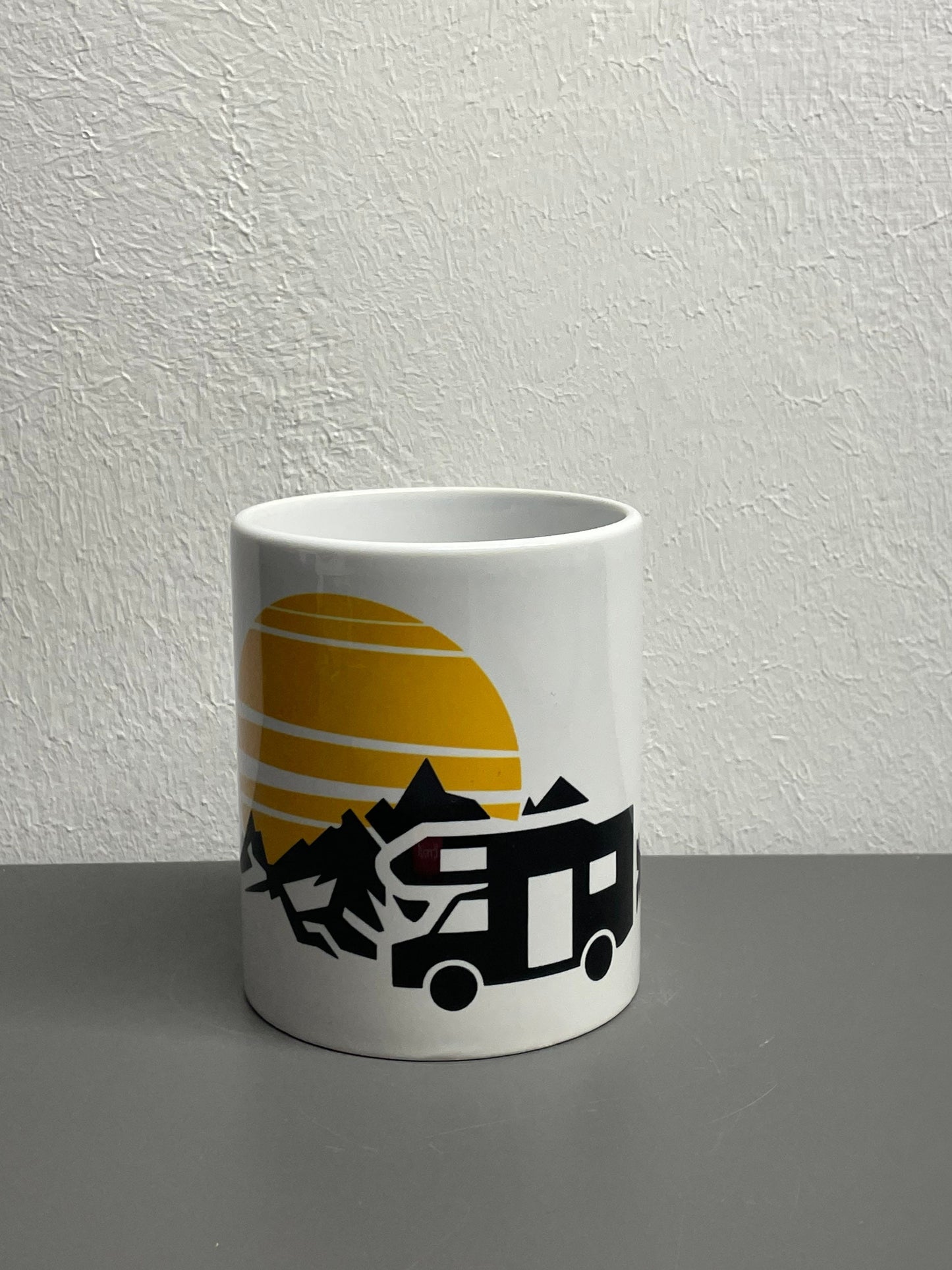 Camping Kaffeetasse Wohnmobil im Sonnenuntergang mit Bergen Caravan Camper - individuell mit Namen oder Botschaft personalisierbar