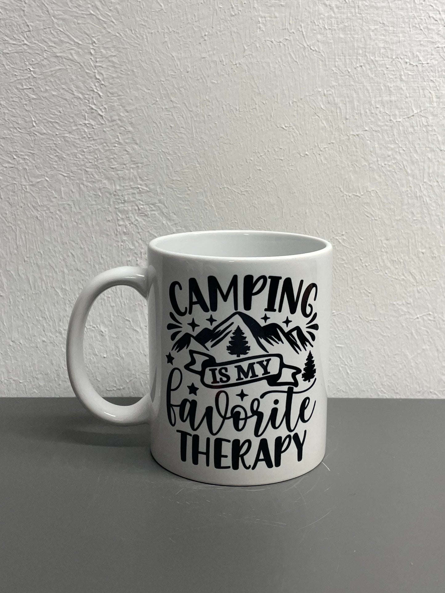 Camping Kaffeetasse Camping is my favorite therapy - individualisierbar mit Namen oder Botschaft personalisiert in 7 Farben erhältlich