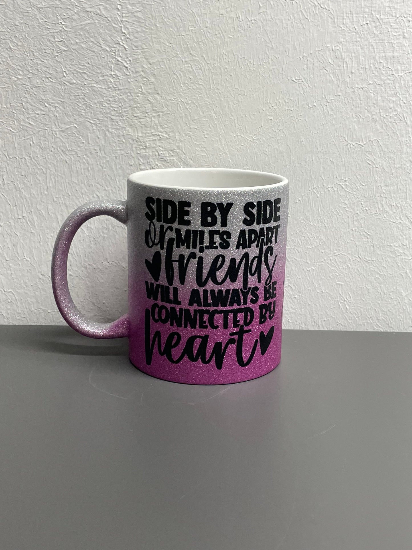 Glitzer-Kaffeetasse Beste Freunde Connected by Heart - Lieblingsmenschen Tasse - individualisierbar mit Namen oder Botschaft personalisiert