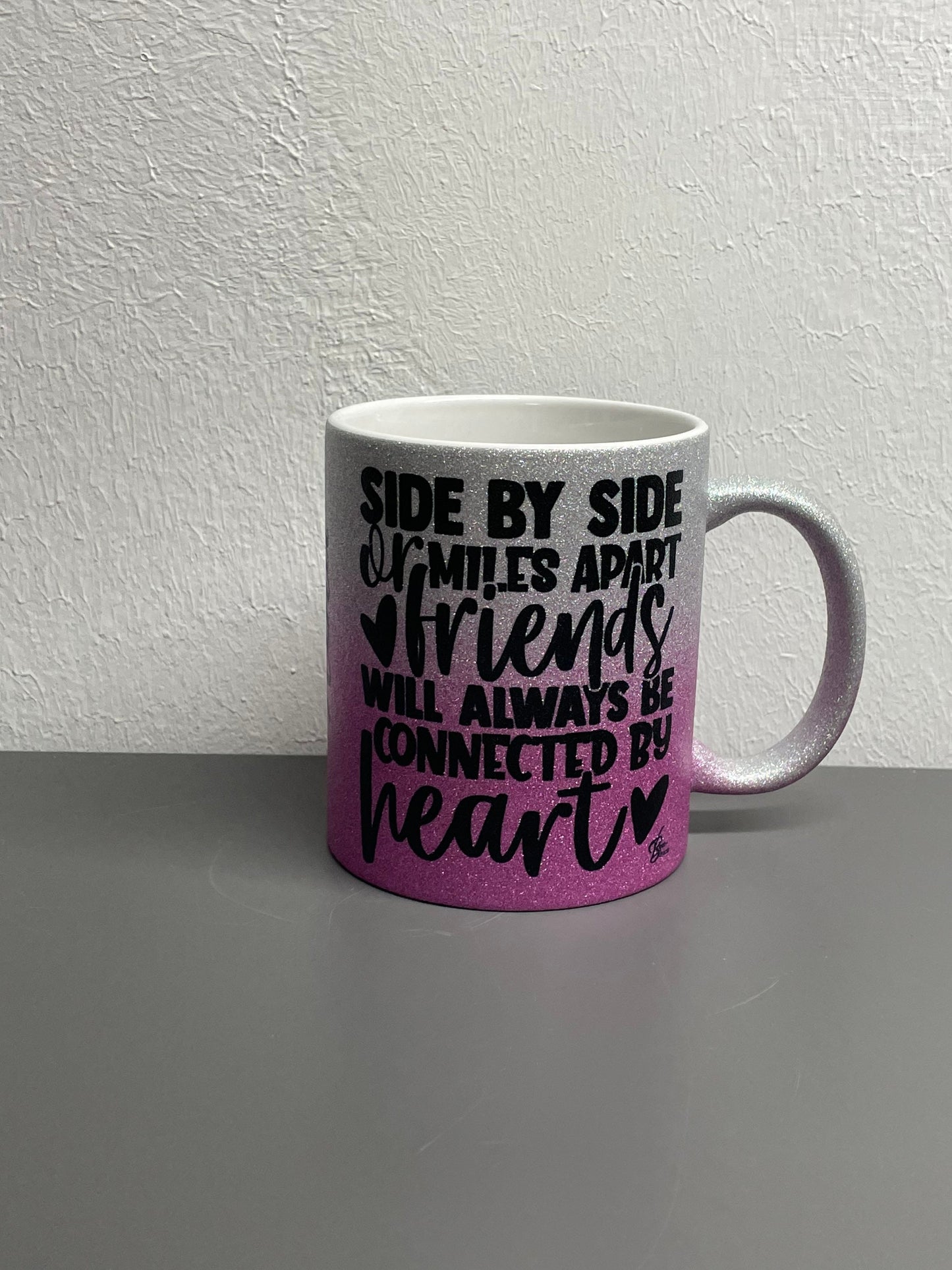 Glitzer-Kaffeetasse Beste Freunde Connected by Heart - Lieblingsmenschen Tasse - individualisierbar mit Namen oder Botschaft personalisiert