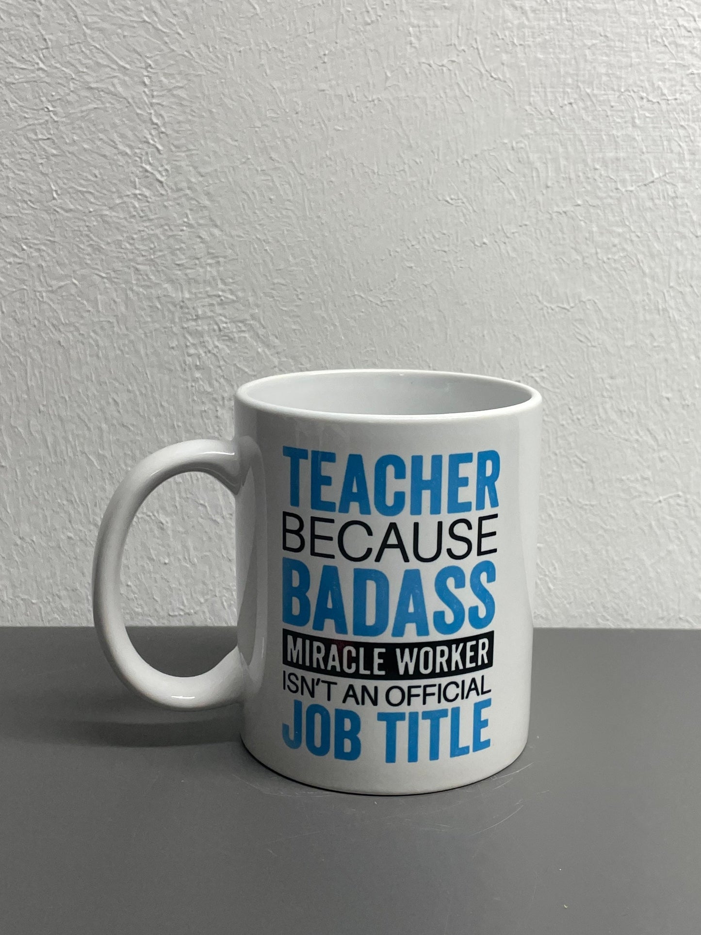 Lehrer Kaffeetasse Teacher Badass Miracle Worker - individualisierbar mit Namen oder Botschaft personalisiert in 7 Farben erhältlich